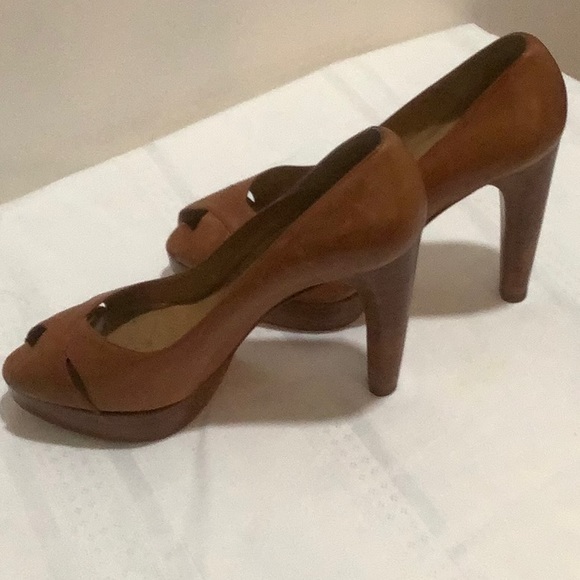 Stuart Weitzman Camel Brown Leather Platform Heel - Picture 6 of 10